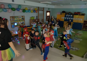 Wspólne tańce przy muzyce dzieci z grup młodszych.