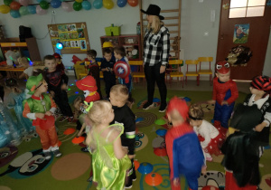 Wspólne zabawy przy muzyce dzieci z grup młodszych.
