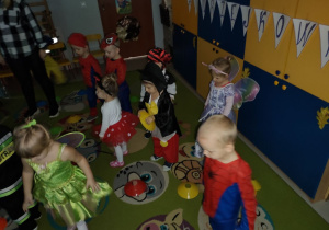 Wspólne zabawy przy muzyce dzieci z grup młodszych.