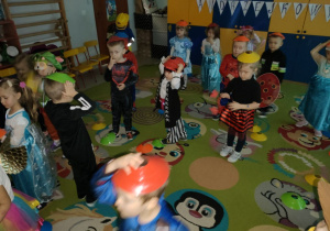 Wspólne zabawy przy muzyce dzieci z grup młodszych.