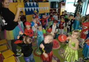 Dzieci z grup młodszych podczas zabawy rekwizytami.