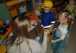 Rodzeństwo z "Pszczółek" podczas wykonywania tatuaży.