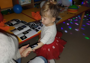 Natalcia z "Motylków" w trakcie wykonywania tatuażu.
