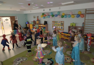 Wspólna zabawa dzieci z młodszych grup podczas balu.
