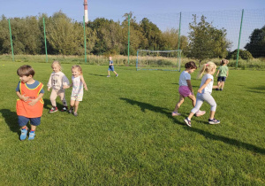 Zabawa ruchowa - "Berek banan" wśród dzieci z grupy "Pszczółek".