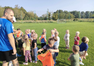 Zmiana osób, które gonią pozostałe dzieci. Zabawa ruchowa - "Berek banan".