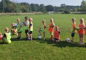Dzieci z grupy "Biedronek" w znacznikach(koszulkach) z piłkami.