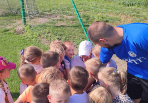 Dzieci z grupy Biedronek w trakcie głośnego okrzyku - "Kotan! Ozorków!".