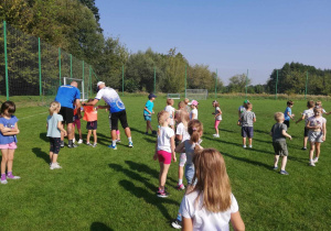 Trening piłki nożnej wśród dzieci z grupy "Skrzatów".