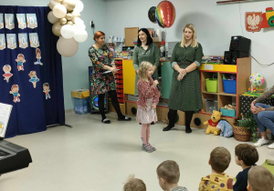 Maja ze "Skrzatów" podczas śpiewania piosenki.