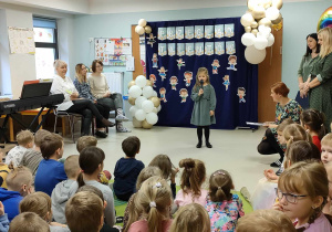 Maja z "Biedronek" recytuje wiersz.