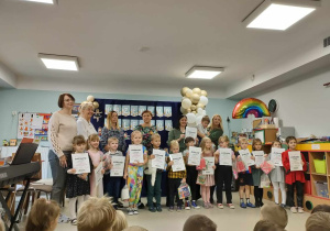 Pamiątkowe zdjęcie wszystkich uczestników przeglądu wraz z paniami prowadzącymi oraz jury.