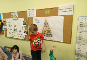 Leon odczytał i przyczepił podpis danej grupy produktów na piramidzie zdrowia - "tłuszczy".