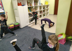 Dzieci z grupy "Pszczółek" przedstawiają tylko za pomocą ruchu, jaki sport lubią najbardziej.