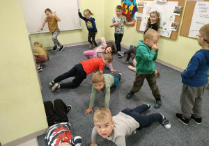 Dzieci z grupy "Pszczółek" przedstawiają tylko za pomocą ruchu, jaki sport lubią najbardziej.