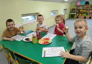 Degustacja ekologicznych warzyw i owoców w grupie "Pszczółek".