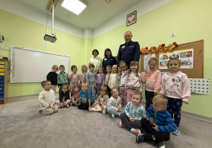 Zdjęcie grupowe dzieci z grupy "Żabki" z zaproszonymi gośćmi.