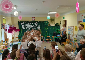 Dzieci tańczą poloneza.