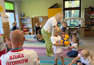 Ćwiczenie przyjmowania właściwych pozycji siatkarskich.