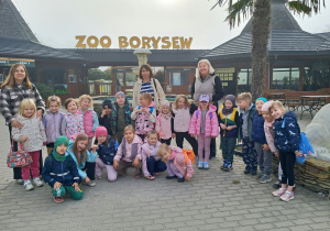 Pamiątkowa fotografia dzieci z grupy "Żabek" wraz z nauczycielkami podczas wizyty w ZOO w Borysewie.