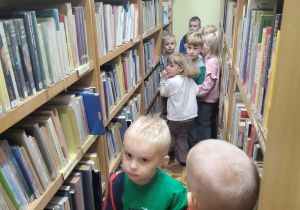 "Wiewiórki" zwiedzają pomieszczenia w bibliotece.