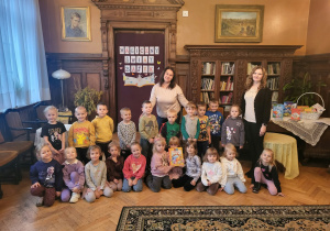 Pamiątkowe foto "Wiewiórek" wraz z nauczycielką oraz panią bibliotekarką.