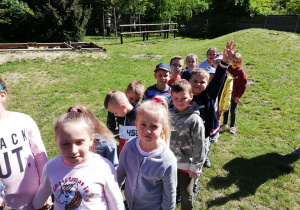 Dzieci z "Wiewiórek" cierpliwie czekają na udział w wyścigach