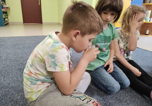 Dzieci ze "Skrzatów" badają zapach miodu
