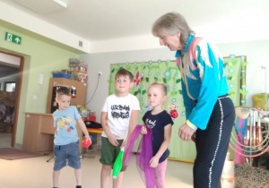 Dzieci przygotowują się do pokazu w żonglerce z użyciem piłki, maczugi i chustki.