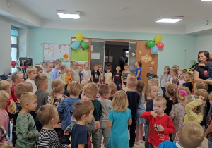 Wszystkie dzieci a trakcie odśpiewania hymnu przedszkolaka.