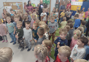 Dzieci podczas odśpiewania hymnu przedszkolaka.