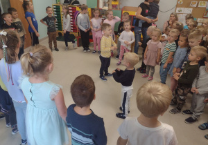 Dzieci podczas odśpiewania hymnu przedszkolaka.