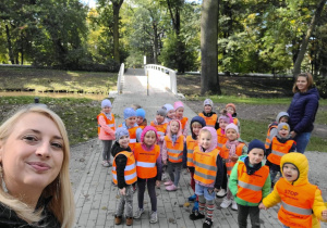 Ciocia Kasia wraz z ciocią Dorotką oraz dziećmi w parku miejskim.