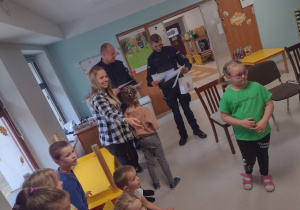 Dzieci wręczają podziękowania Panom Policjantom.