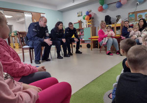Funkcjonariusze Policji odpowiadają na różne pytania dzieci.