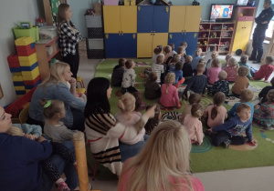Przedszkolaki w trakcie oglądania bajki edukacyjnej dotyczącej bezpieczeństwa w ruchu drogowym.