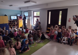 Przedszkolaki w trakcie oglądania bajki edukacyjnej dotyczącej bezpieczeństwa w ruchu drogowym.