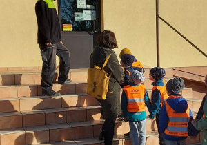 Kierownik Centrum Rolno-Budowlanego zaprasza dzieci do sklepu.