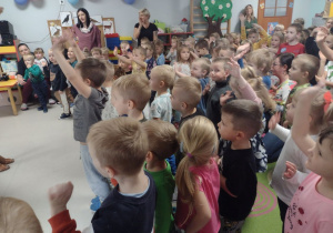 Dzieci z całego przedszkola podczas wspólnego tańca, którego najpierw nauczyli ich artyści.