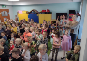 Dzieci z całego przedszkola podczas wspólnego tańca, którego najpierw nauczyli ich artyści.
