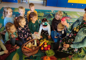 Dzieci z grupy "Biedronki" przyglądają się warzywom i owocom