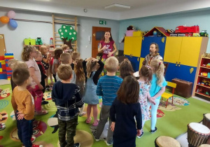 Dzieci z grupy "Skrzaty i "Biedronki" aktywnie biorą udział w spotkaniu.