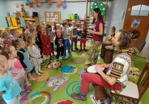 Dzieci z grupy "Skrzaty i "Biedronki" śpiewają podczas warsztatów.