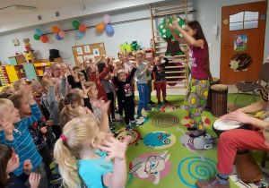 Dzieci z grupy "Skrzaty i "Biedronki" tańczą wraz z Panią Prowadzącą przy akompaniamencie bębna.