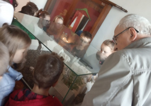 Przedszkolaki oglądają eksponat - makietę "Rynku".