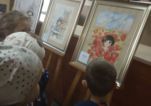 Straszaki oglądają wystawę prac malarskich ozorkowskiej artystki Danuty Michałowskiej.