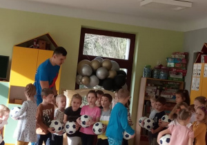 Dzieci z grupy "Kaczuszek" trzymają piłki.