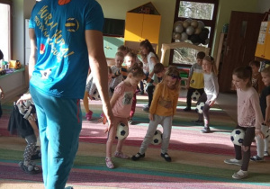 Dzieci z grupy "Kaczuszek" podczas zabawy ruchowej z piłkami.