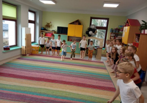 Dzieci z grupy "Kaczuszek" biorą udział w zajęciach karate.