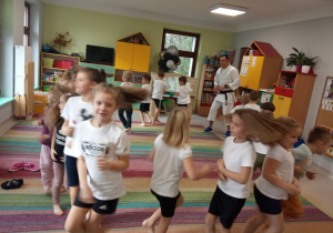 Zabawy ruchowe podczas zajęć karate w grupie Kaczuszek.
